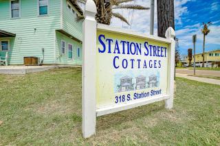 Pura Vida- In downtown Port A, overlooks pool - Port Aransas - 9