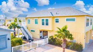 Sandy Craic- Elevator! Overlooking Community Pool! - Port Aransas - 0