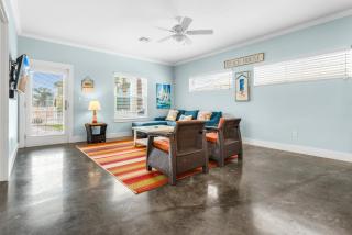 Sandy Craic- Elevator! Overlooking Community Pool! - Port Aransas - 3