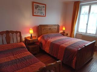 Gîte convivial avec 3 chambres, proche du patrimoine historique, cour et équipements inclus - FR-1-589-38 - 9