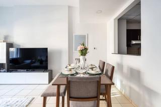 Contemporary 2BR w/ Maid's Room at JVC - 7