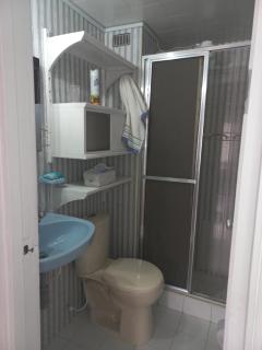 Habitación con cama doble y baño privado, para descansar - Bogotá - 5