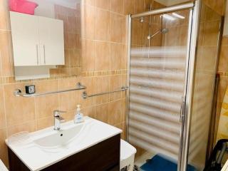 Charmant F2 en centre-ville avec parking, balcon et équipements modernes - FR-1-703-162 - 8