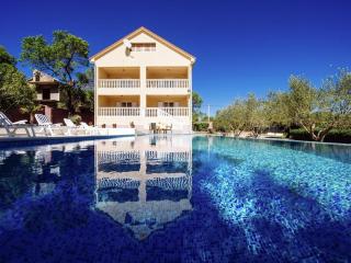 Spacious holiday home with private infinity pool, superb garden, terrace, BBQ, - Kakma - 0