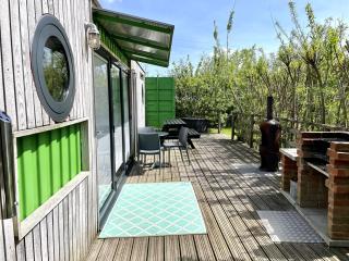 Green CargoPod at Lee Wick Farm Cottages & Glamping - Clacton-on-Sea - 9