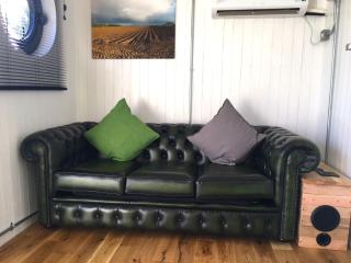 Green CargoPod at Lee Wick Farm Cottages & Glamping - 2
