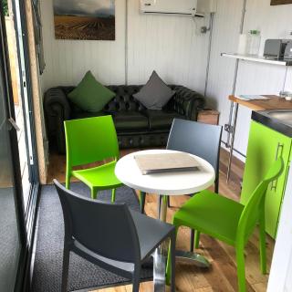 Green CargoPod at Lee Wick Farm Cottages & Glamping - 3