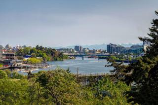 Days Inn by Wyndham Victoria Uptown - 8