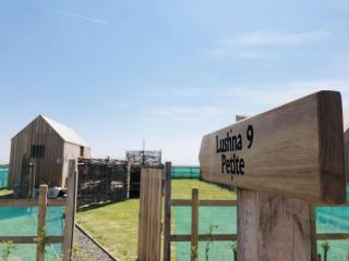 Lushna 9 Petite at Lee Wick Farm Cottages & Glamping - Clacton-on-Sea - 9