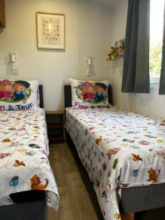 Chalet Boerenbries - Heerlijk chalet met overkapt terras en 2 slaapkamers - max 4 pers - 3 km van Noordzee - locatie op camping Moorhoek 5 - 2