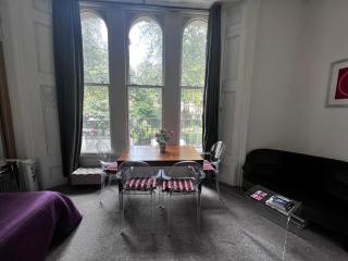 Hyde Park Studio Has Private Balcony With Tranquil Garden View - Londra - 1