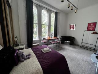 Hyde Park Studio Has Private Balcony With Tranquil Garden View - Londra - 2