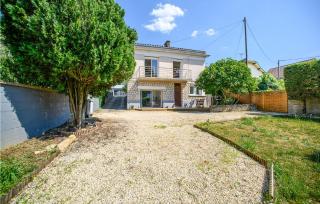 2 Bedroom Lovely Apartment In Poitiers - 1