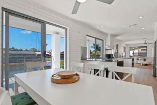 4 bedroom fabulous home on canal - Mooloolaba - 4