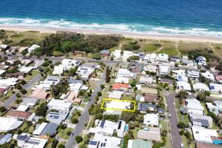 Beach House Getaway - Stylish, Kms of Beach ZA1 - Buddina - 0