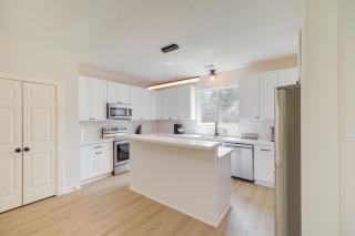 Airy Dayton Vacation Home with Deck and Private Yard! - Dayton - 3