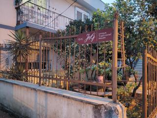 Unique Traditional House, hosted by J&G - Tirana - 8