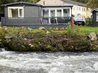 Stunning 3 Bed Riverside Cabin in Snowdonia - 5