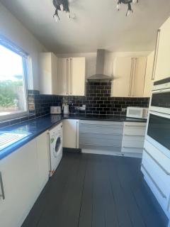 Cozy bungalow in great location - - 3