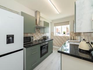 Pass the Keys 2BDR Peaceful Ground Floor Apartment Free Parking - 5