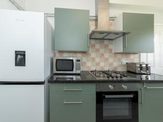 Pass the Keys 2BDR Peaceful Ground Floor Apartment Free Parking - 4