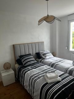 leBel endroit 145m2 , terrain et terrasse de 350m2 au coeur des commerces ,à proximité de la mer et tous services inclus - 1