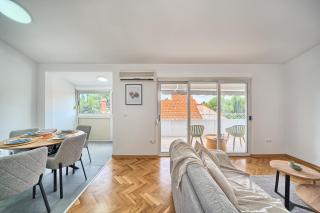 A - luxury apt w big balcony 4 min walk to beach - 4