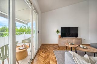 A - luxury apt w big balcony 4 min walk to beach - 2