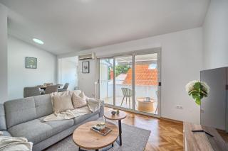 A - luxury apt w big balcony 4 min walk to beach - 8