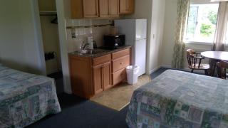 VILLAGE GREEN MOTEL - 7