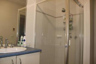 Walk to train station, cosy house +treadmill … - 1