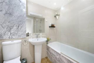 Luxury 2-bedroom Apartment in Prime South Kensington - 2