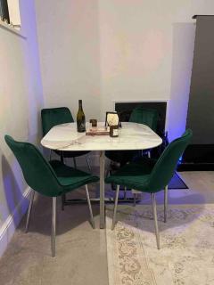 Luxury 2-bedroom Apartment in Prime South Kensington - 8