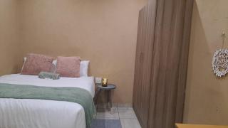 Cozy Airport Stay - 7