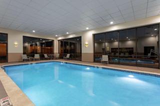 Hampton Inn Bedford - 2