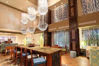Hampton Inn & Suites Winnie - Winnie - 1