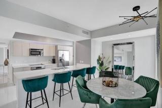 Gorgeous 4 BDRM Condo Stunning Views Beach Access - Hallandale Beach - 9