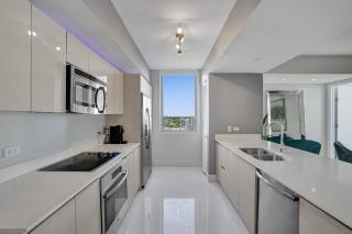 Gorgeous 4 BDRM Condo Stunning Views Beach Access - Hallandale Beach - 2
