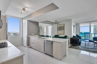 Gorgeous 4 BDRM Condo Stunning Views Beach Access - Hallandale Beach - 1