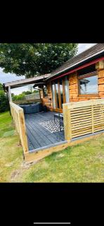 Angies Den - quirky cabin with hot tub & views - Llanasa - 9