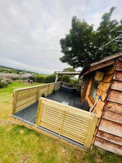 Angies Den - quirky cabin with hot tub & views - 8