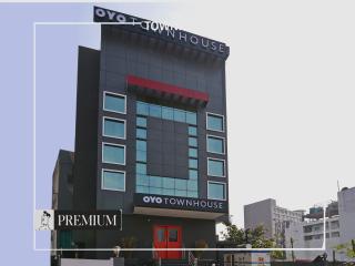 Super Townhouse Singapore Mall - Chinhat - 2