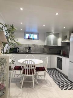 NYRENOVERAD BOSTAD med egen ingång & nära havet - 0