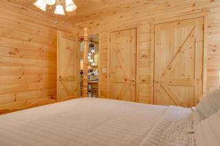 Secluded Cross Creek Cabin with Deck and Fire Pit! - Hood - 4
