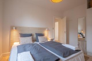 Apartment Sleeps 2 with Free Parking - 4