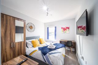 BV Studios with Ensuite Showers & Share Kitchens Prime Location near Hospital, Town Center Apt 4 - Saint Helens - 1