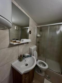 Labi's Seaview Apartments - 7
