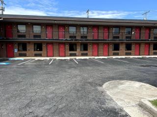 Budget Plaza Motel - Brooklyn Park - 5