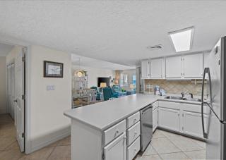 Holiday Surf and Racquet Unit 702 - 2