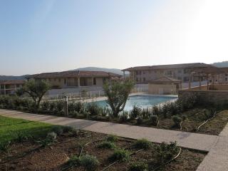 Charmant T3 à La Croix-Valmer : Terrasse, Piscine, Parking et Proximité Village - FR-1-726-15 - 8